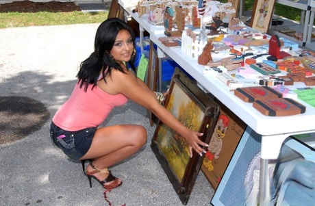 Latina Sag naken gallerier